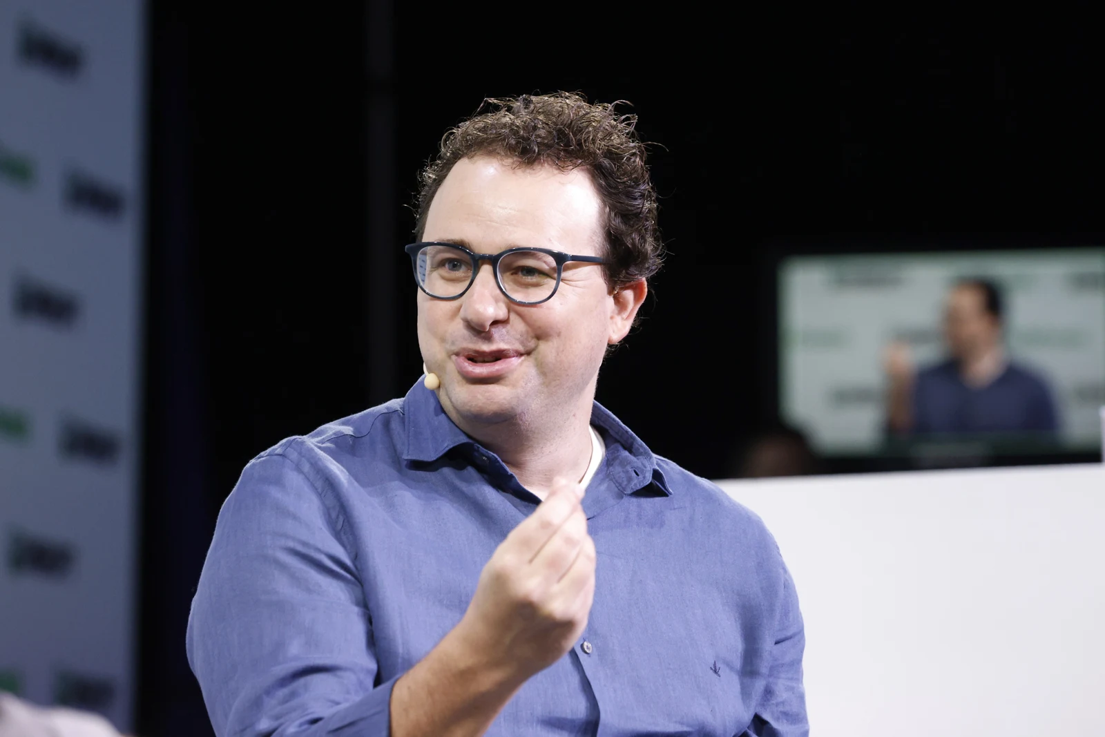 Dario Amodei taler på scenen ved TechCrunch Disrupt 2023.